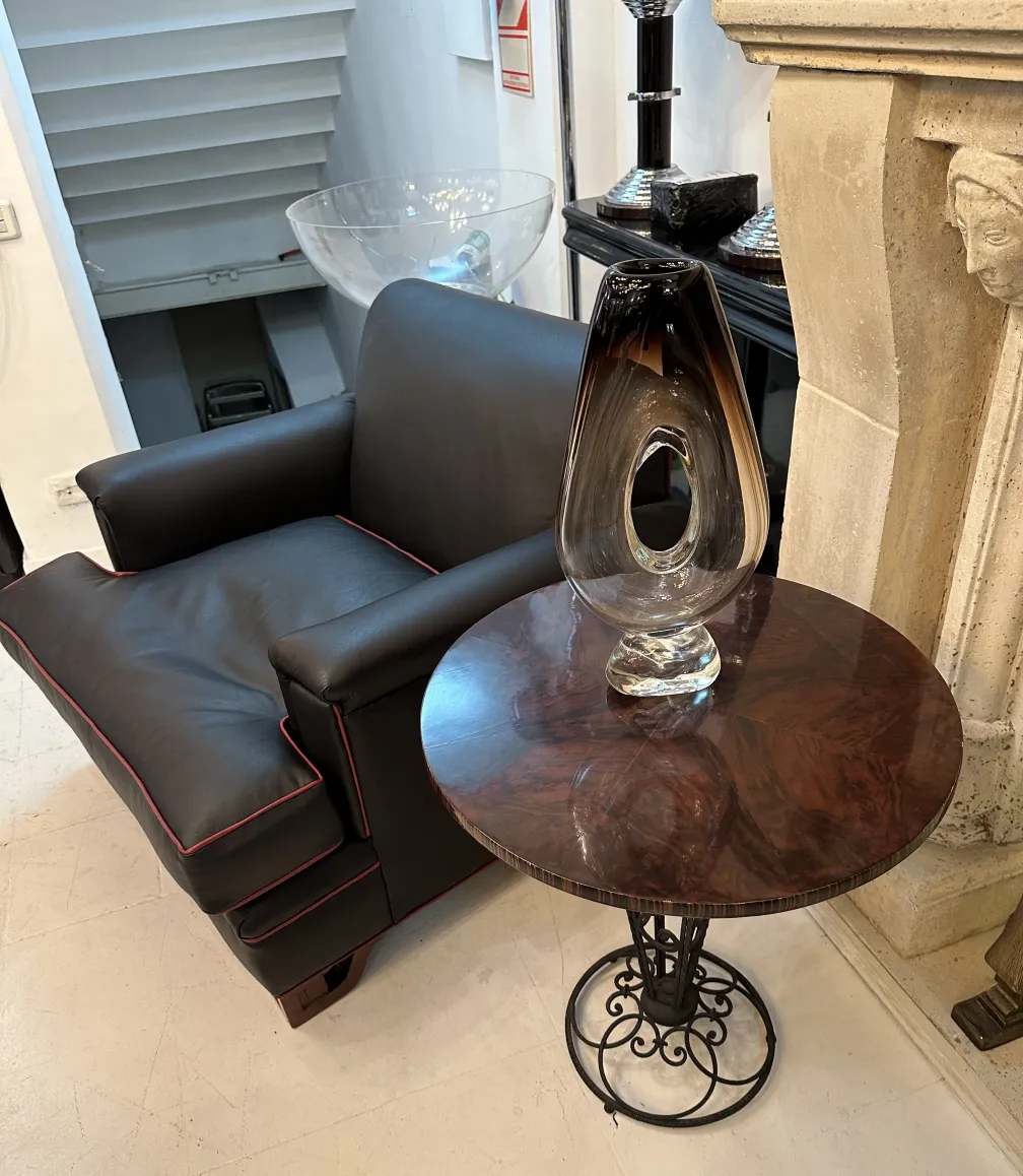 2 alte runde Tische neben einem schwarzen Sofa