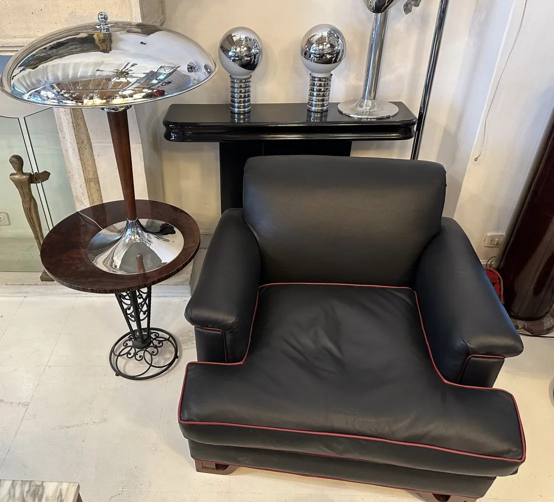 Dos mesitas antiguas con detalles decorativos en un salón