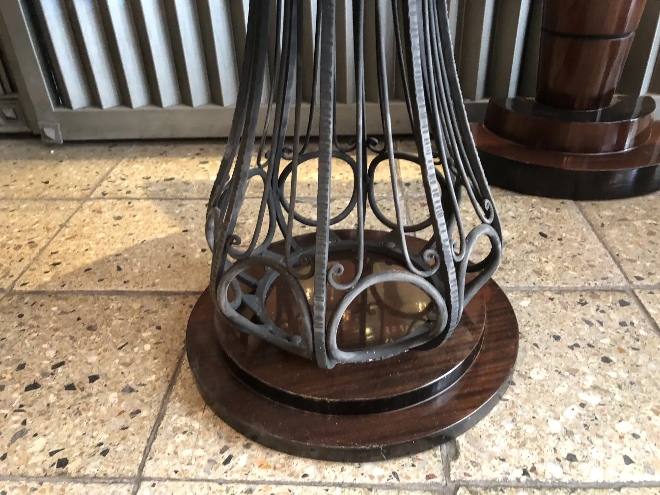 due tavolini antichi con design decorativo in un ambiente accogliente