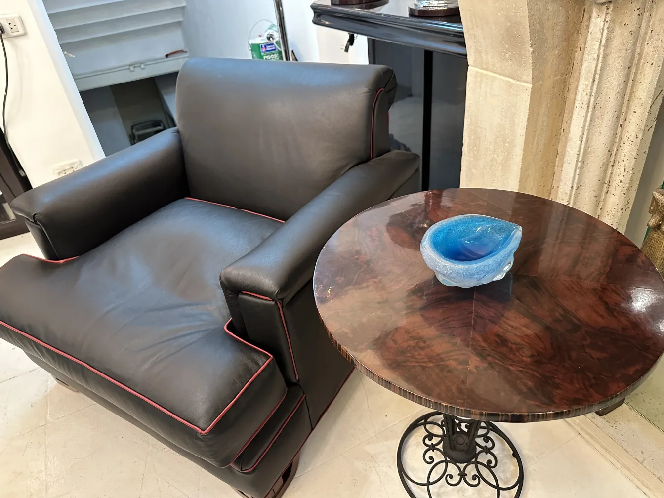 2 mesinhas antigas com decoração simples em um ambiente moderno