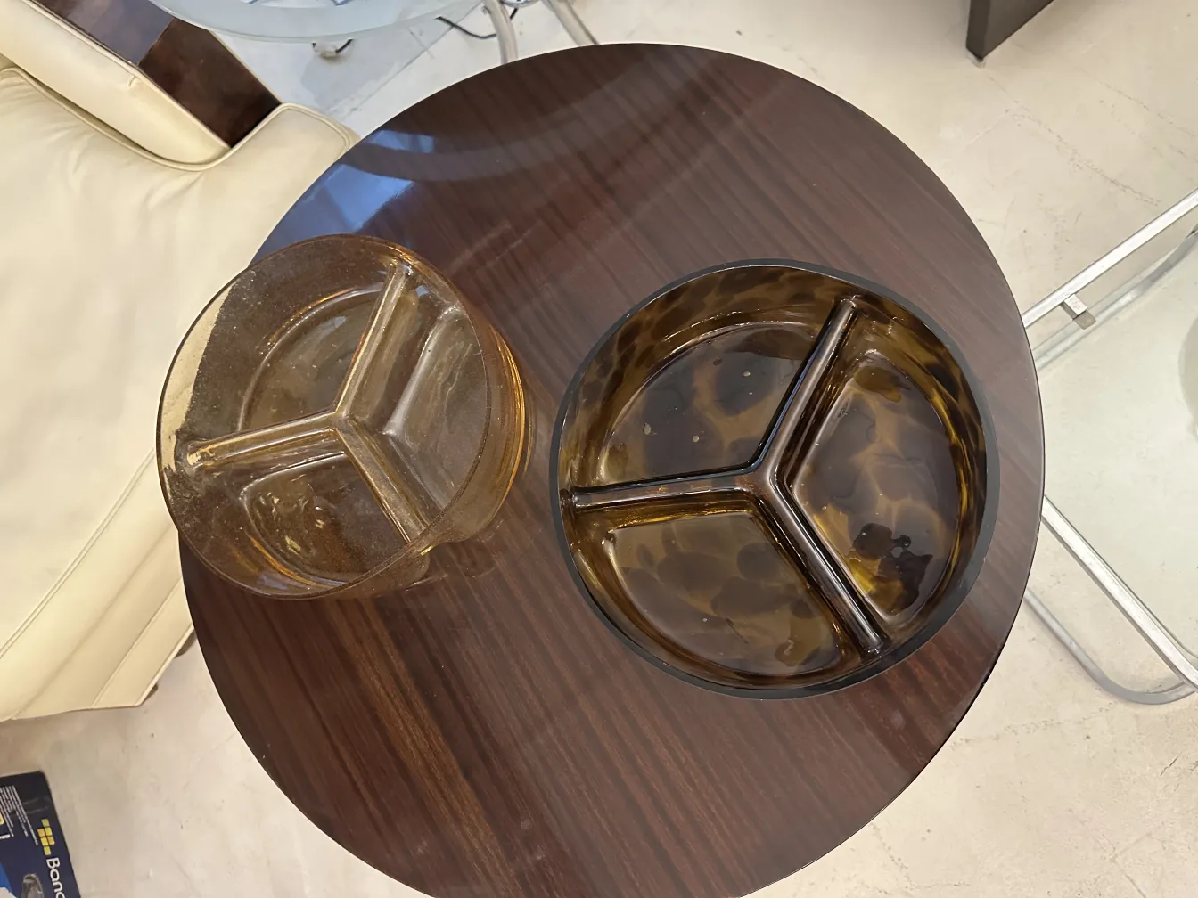 2 petites tables anciennes dans un cadre confortable avec des plateaux décoratifs