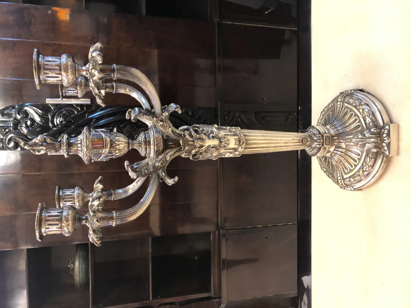 castiçais antigos em um ambiente elegante