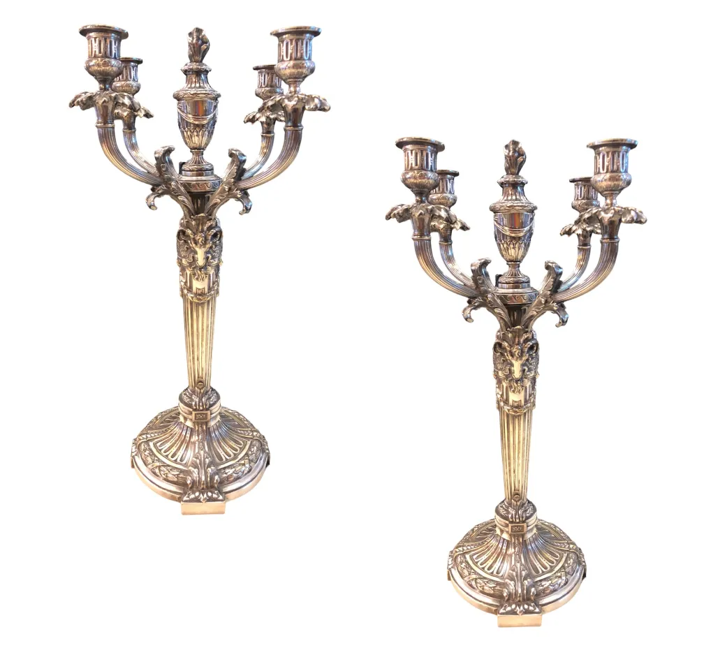 Dois castiçais antigos art nouveau com detalhes decorativos