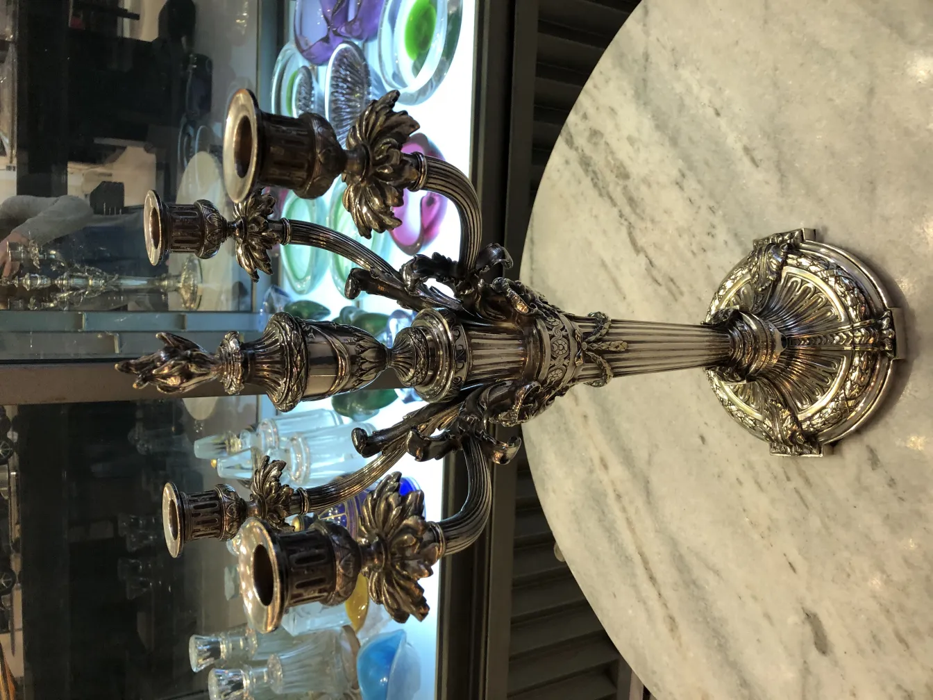 deux candelabres anciens décoratifs dans un aménagement