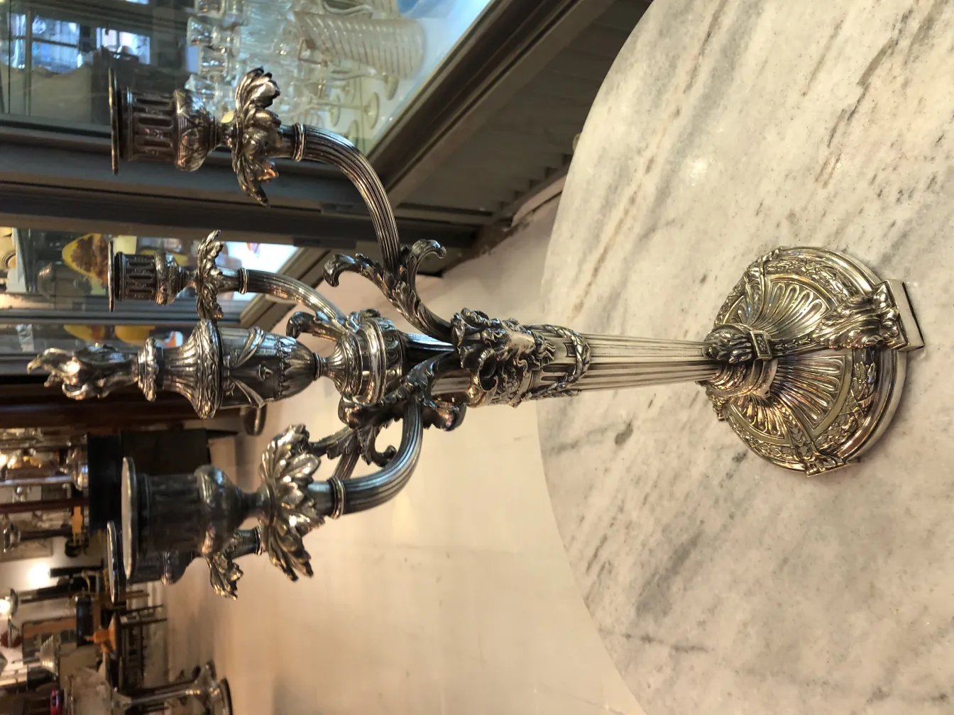 2 candélabres anciens décoratifs dans un cadre élégant.