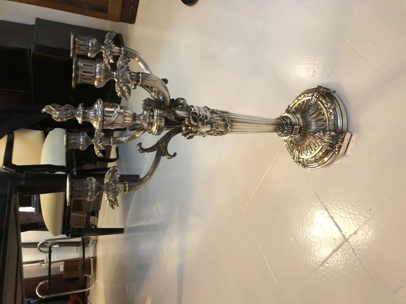 اثنان من الشمعدانات العتيقة في بيئة أنيقة