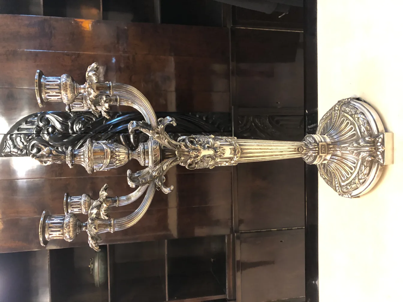 2 candélabres anciens avec détails décoratifs dans un cadre élégant.