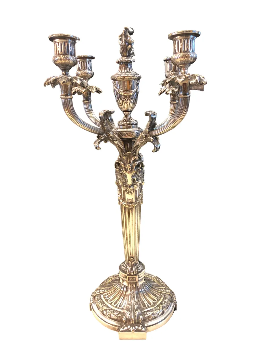 dois castiçais antigos com design intrincado Art Nouveau, decorativo