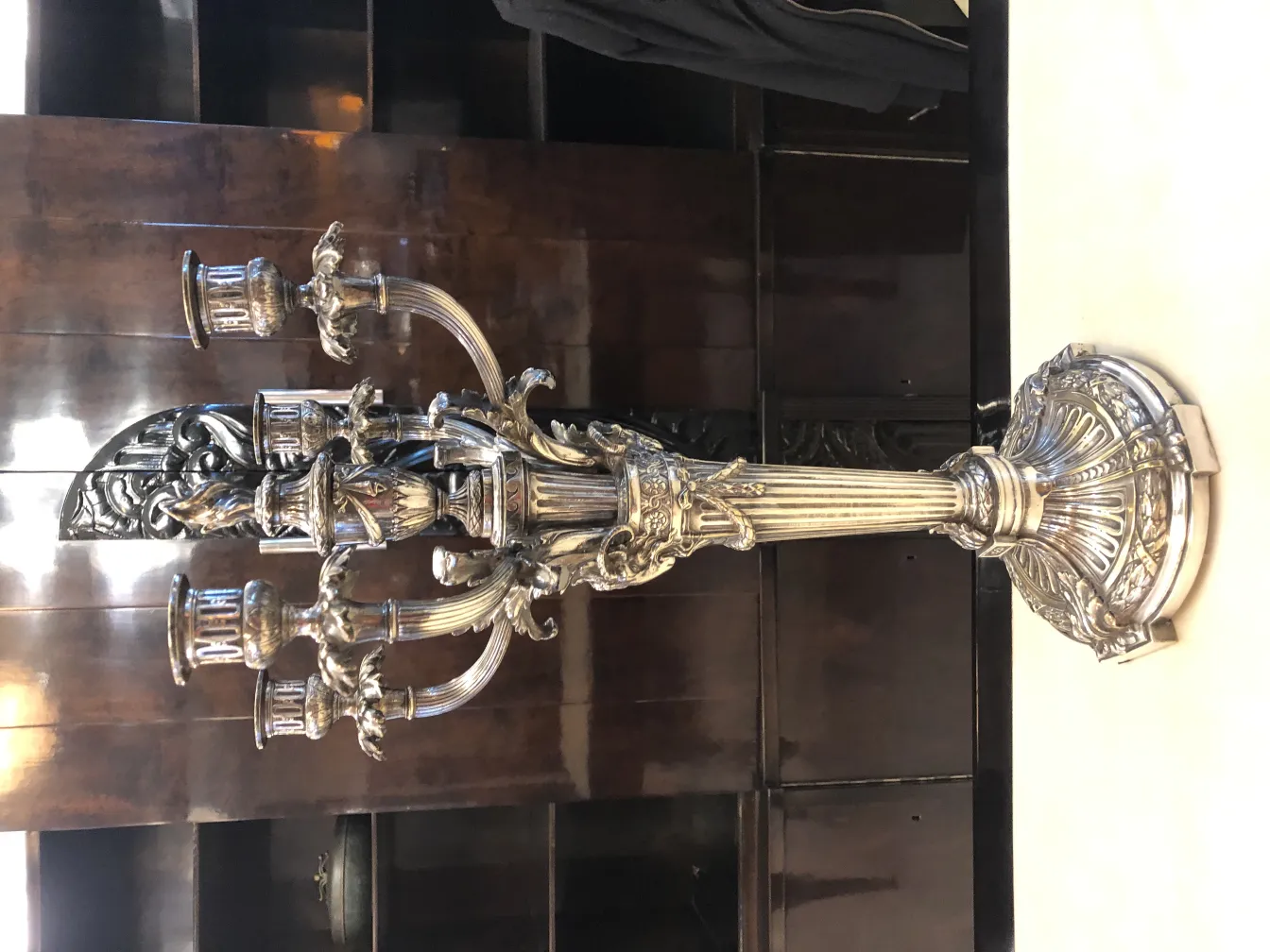 Candelabros antiguos con múltiples luces y detalles decorativos, ambiente elegante