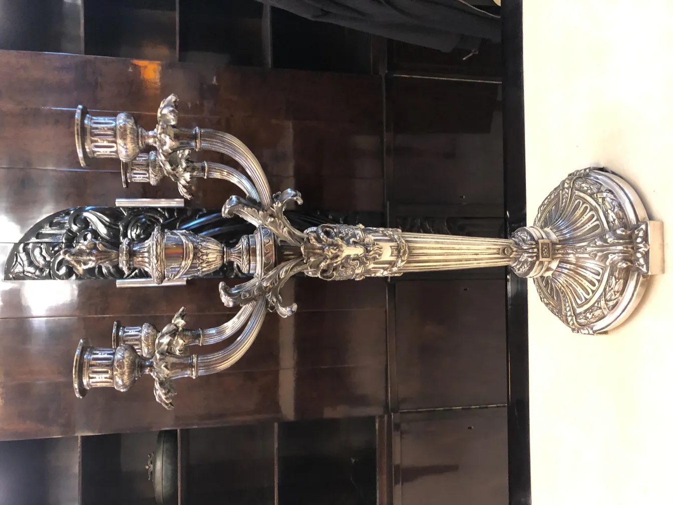 Антикварные подсвечники art nouveau с замысловатыми деталями, создающие классическую атмосферу