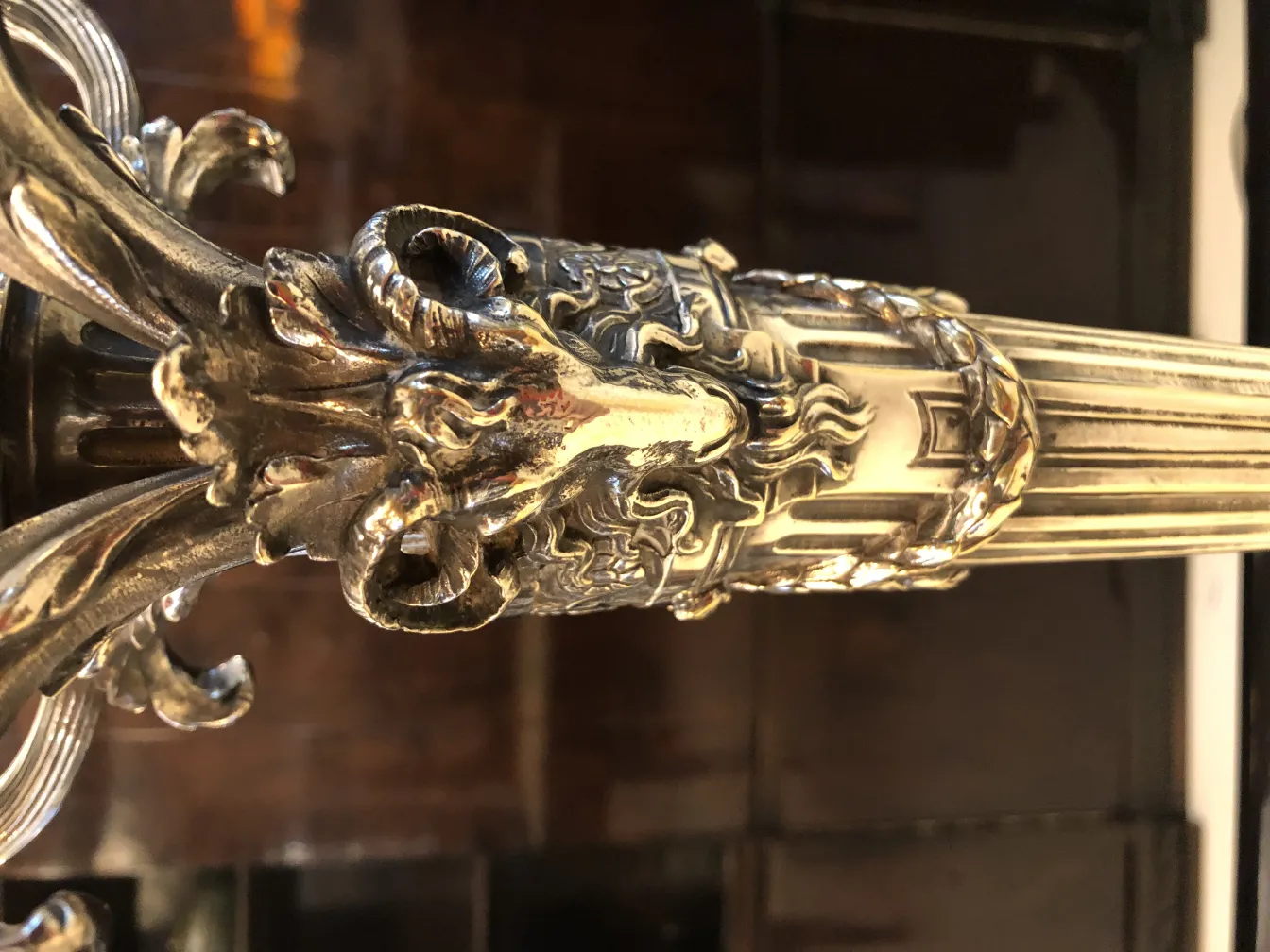 Deux candélabres anciens de style art nouveau, détaillés et élégants dans un cadre classique.