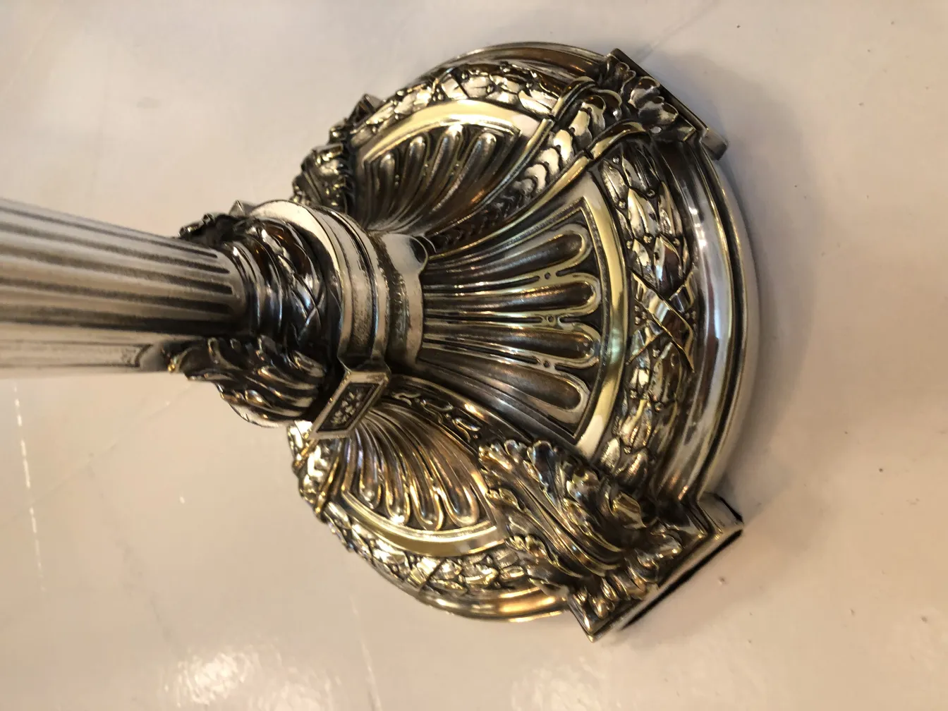 Antike Kerzenhalter mit kunstvollen Details