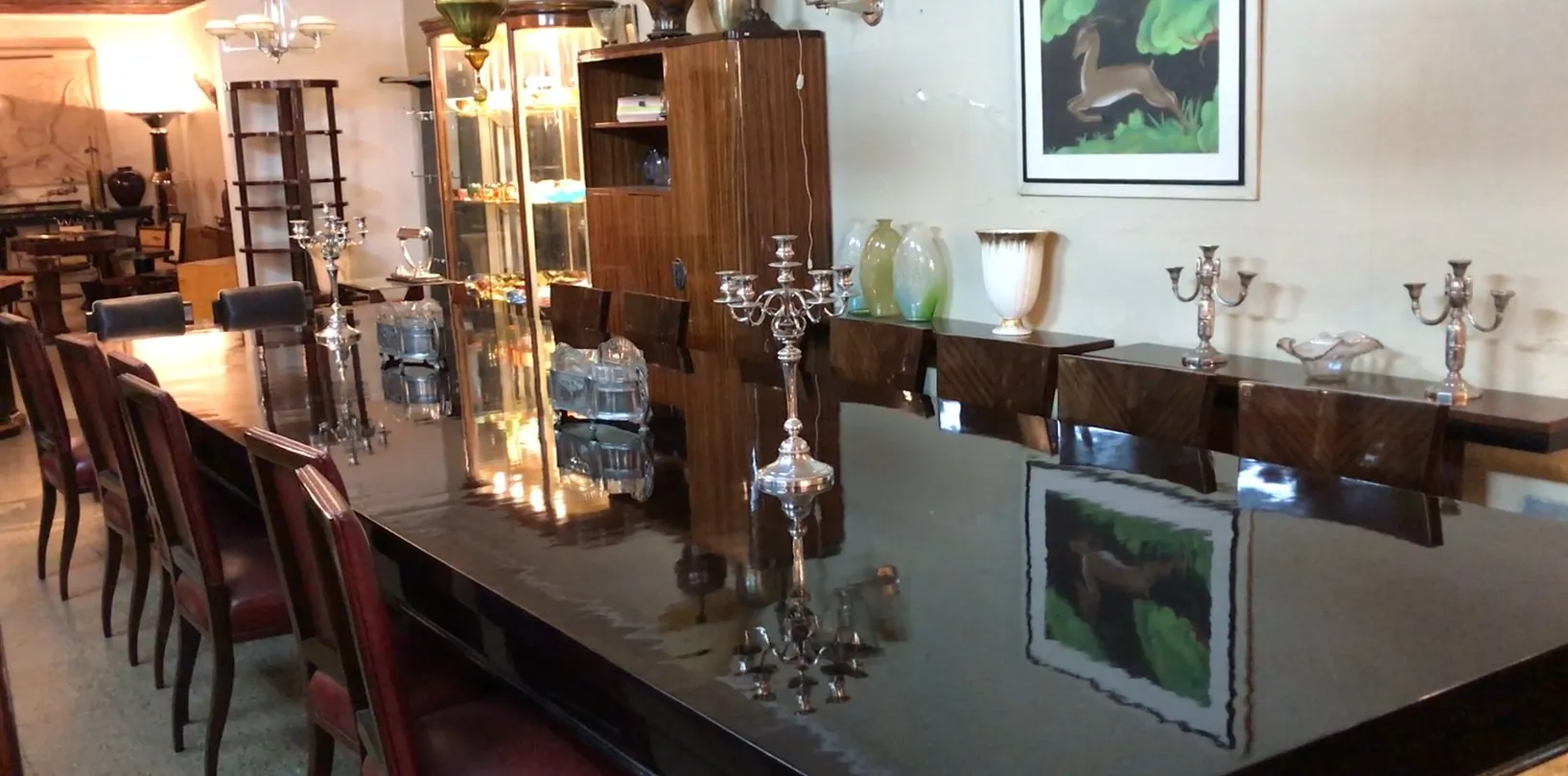 deux candelabres anciens décoratifs sur une table brillante