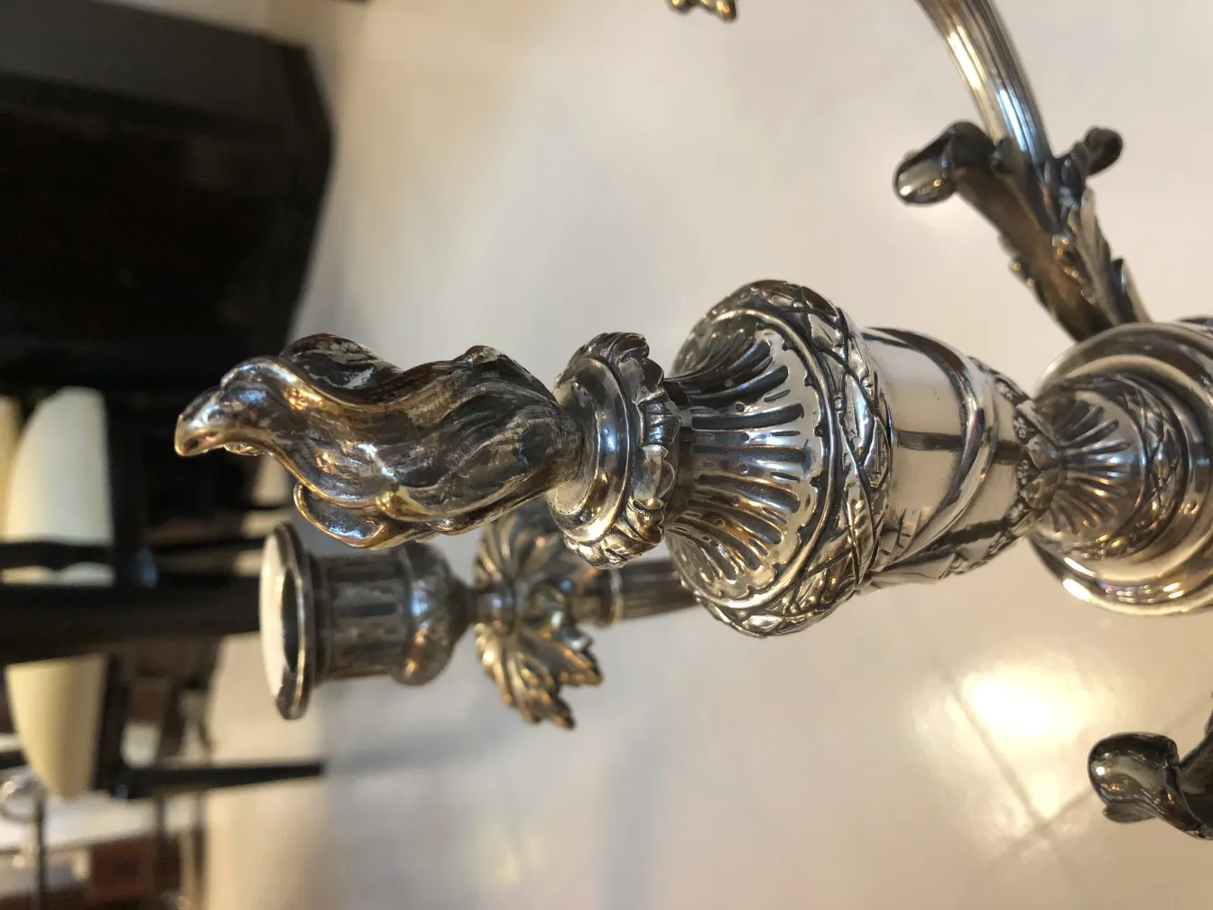 castiçais antigos com detalhes decorativos em um ambiente elegante