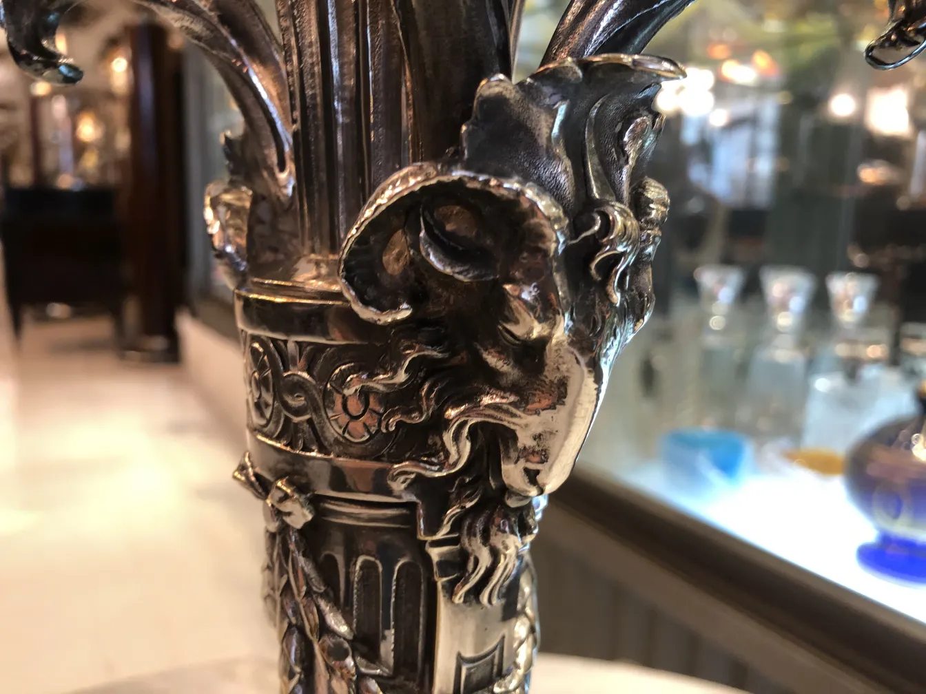 Candelabros antiguos art nouveau con detalles elaborados en un ambiente elegante.