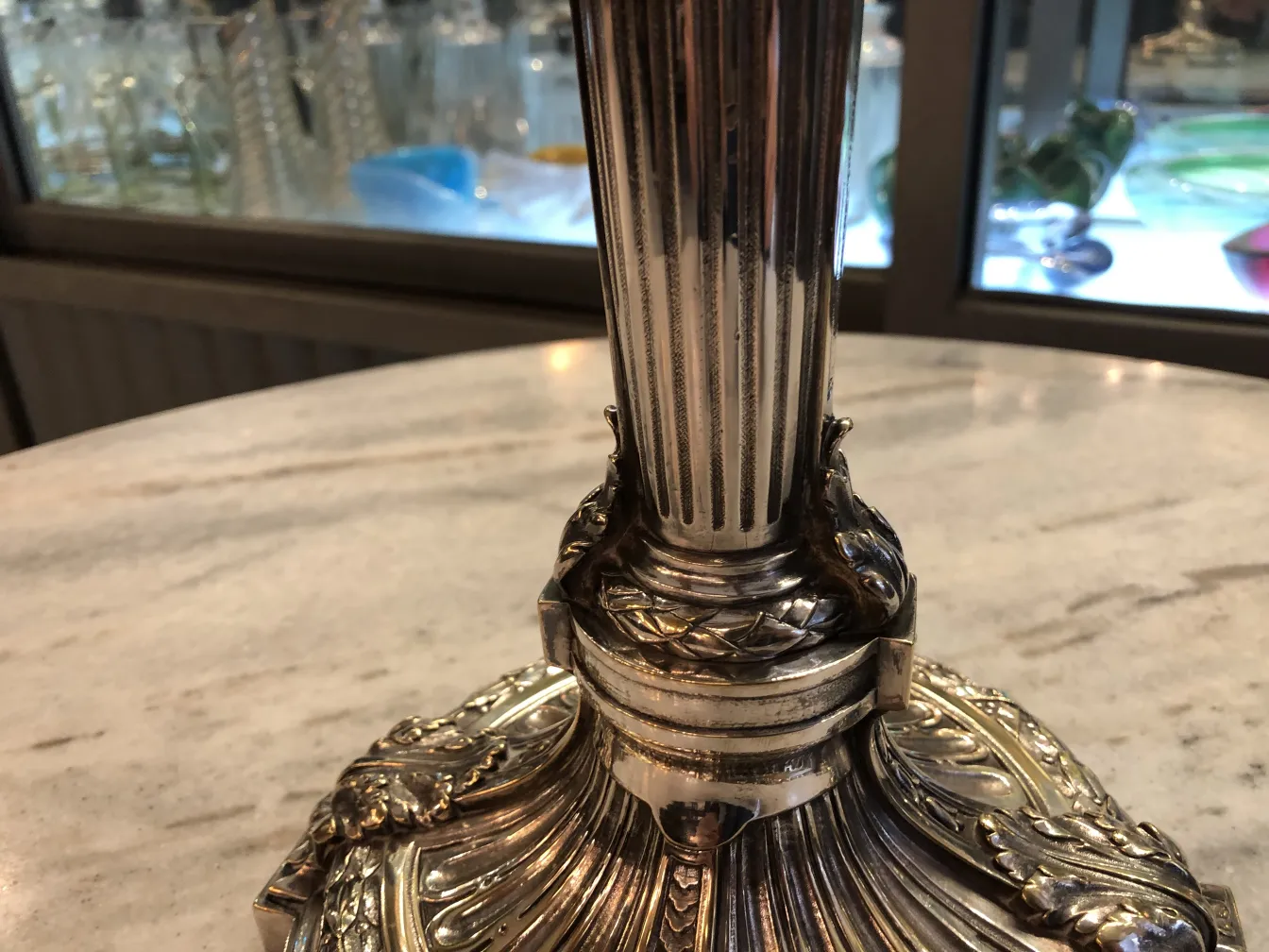 Due portacandeli antichi con design intricato in un ambiente elegante.