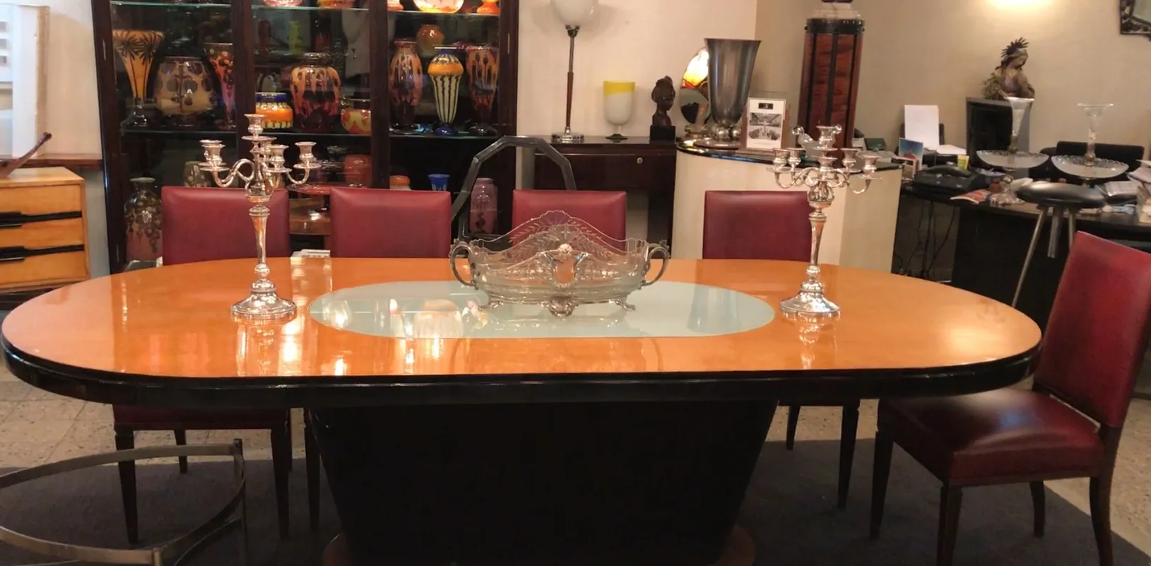 Zwei antike dekorative Kerzenhalter auf einem eleganten Tisch.