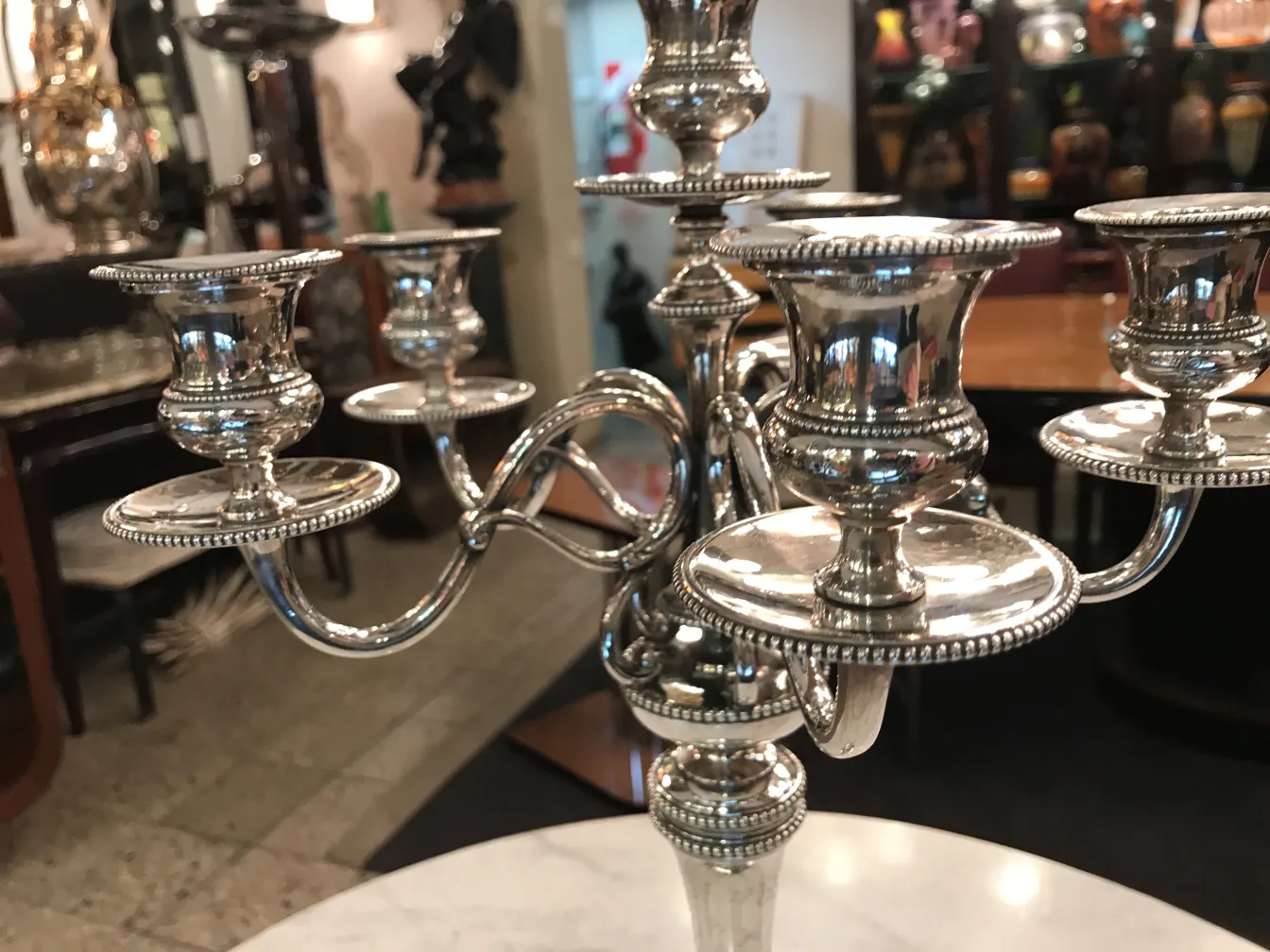 Bellissimi candelabri antichi in stile Art Nouveau, decorativi ed eleganti, perfetti per qualsiasi ambiente.