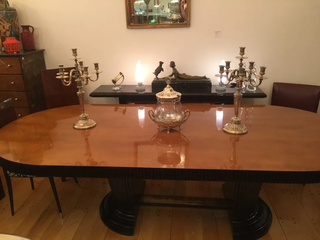 2 candélabres anciens art nouveau sur une table élégante dans un cadre chaleureux.