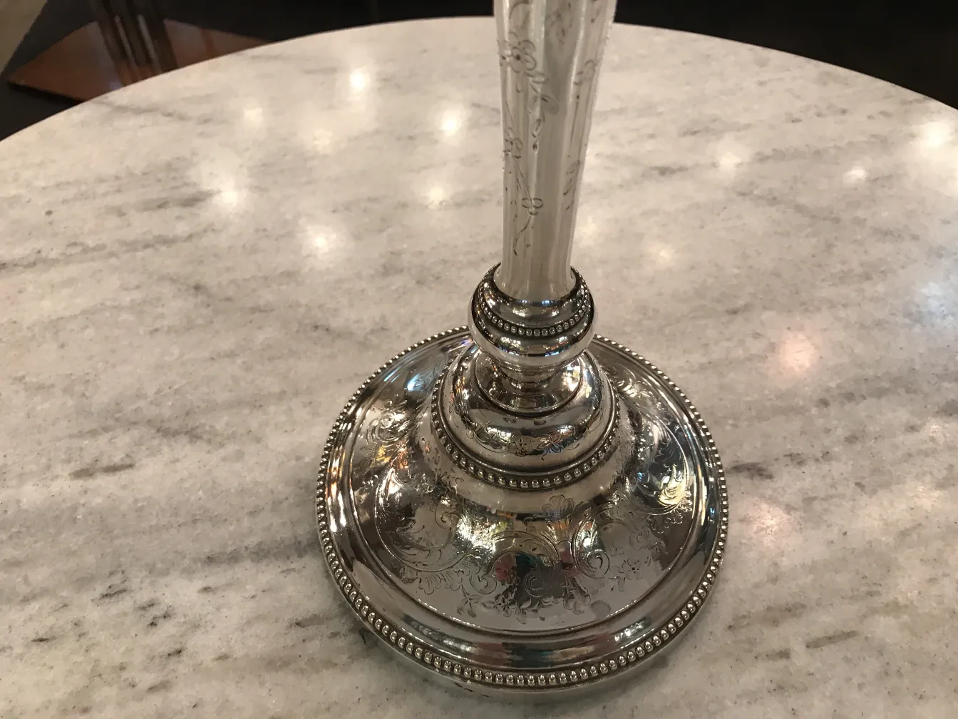 Base decorata di un portacandela antico, stile art nouveau