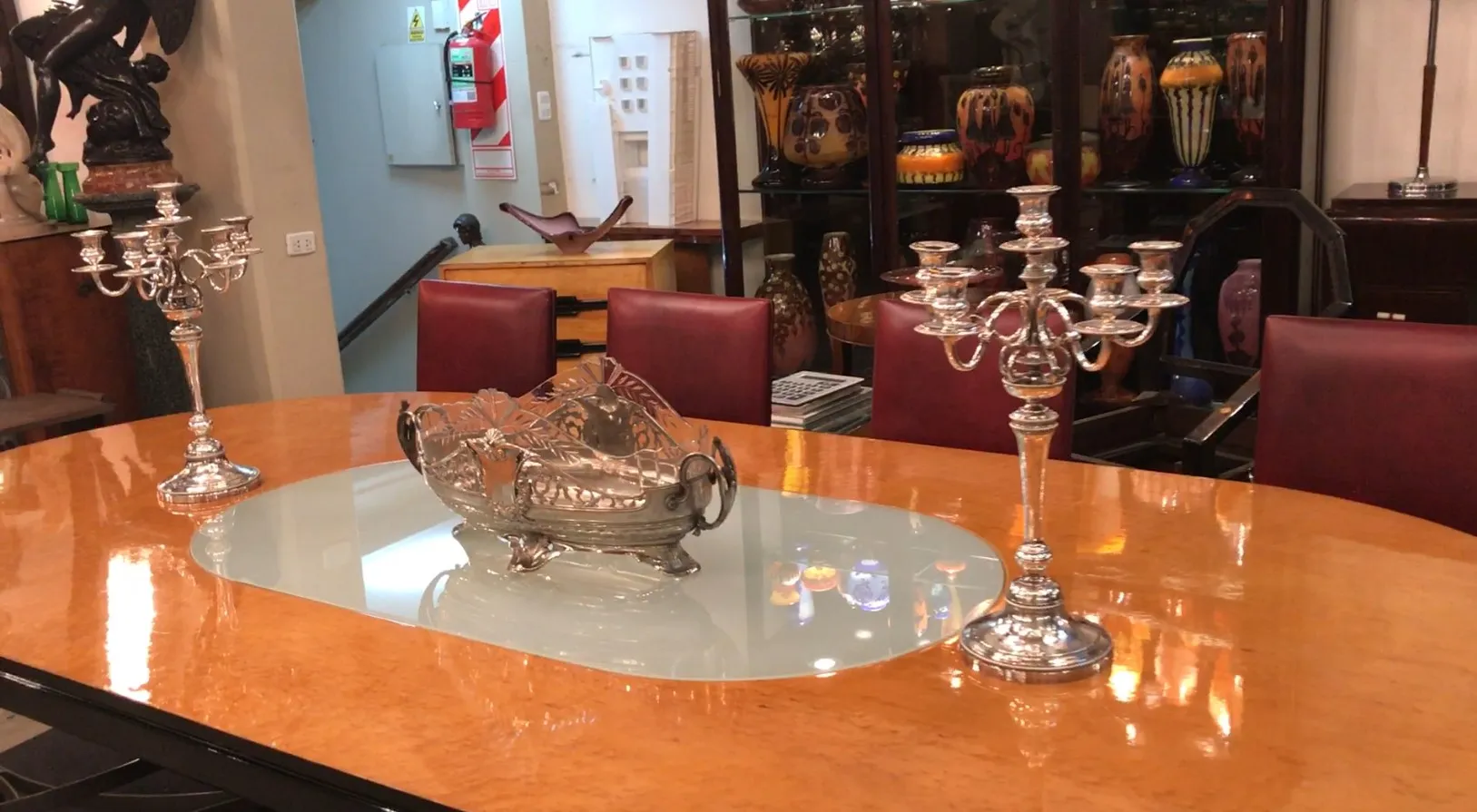 Hermosos candelabros antiguos art nouveau en la mesa