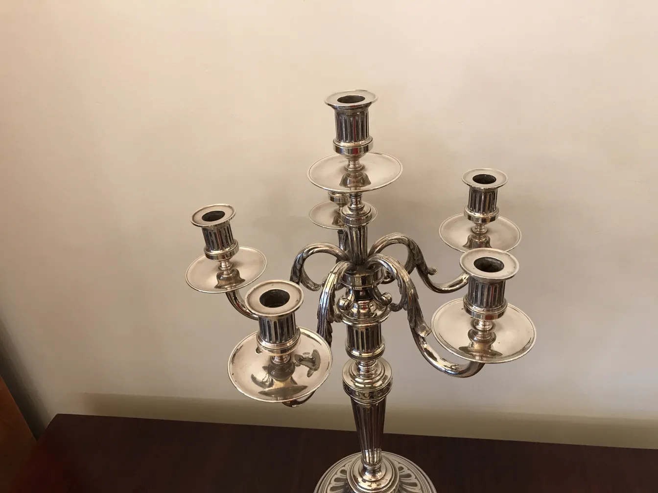 dos candelabros antiguos con diseño elegante
