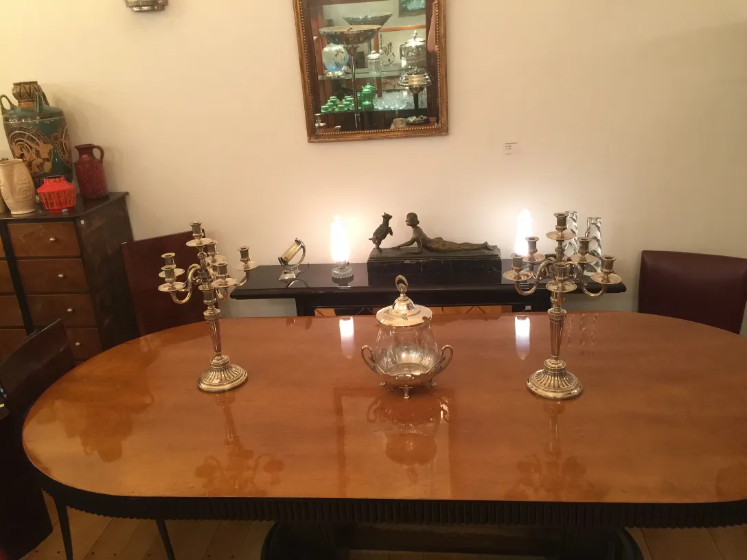 Set aus 2 antiken kerzenhaltern, elegantes und klassisches Design, gemütliche Atmosphäre.