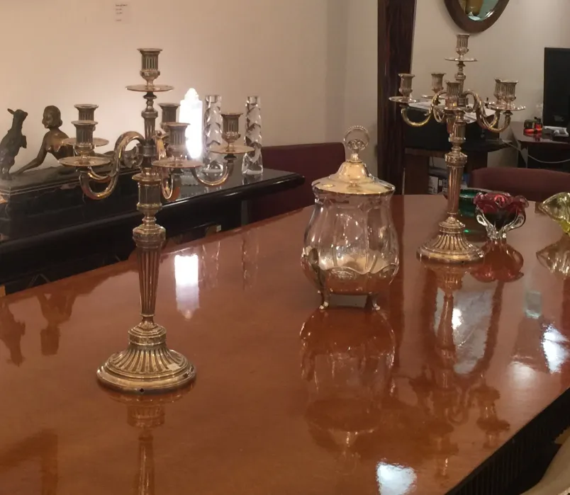 due candelabri antichi decorativi su un tavolo di legno