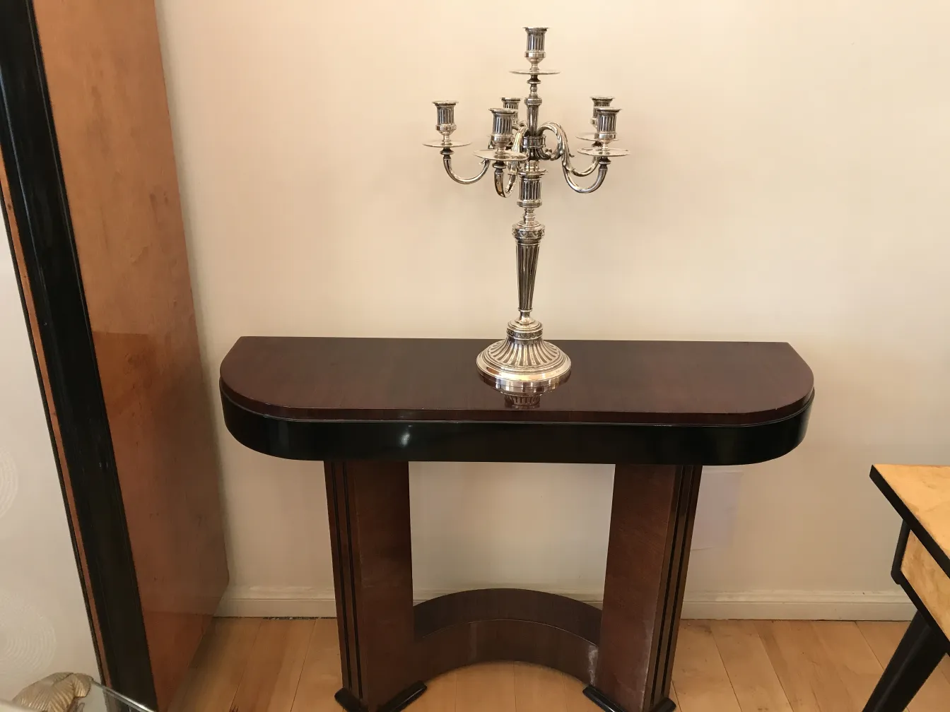 dos candelabros antiguos de estilo Art Nouveau sobre mesa