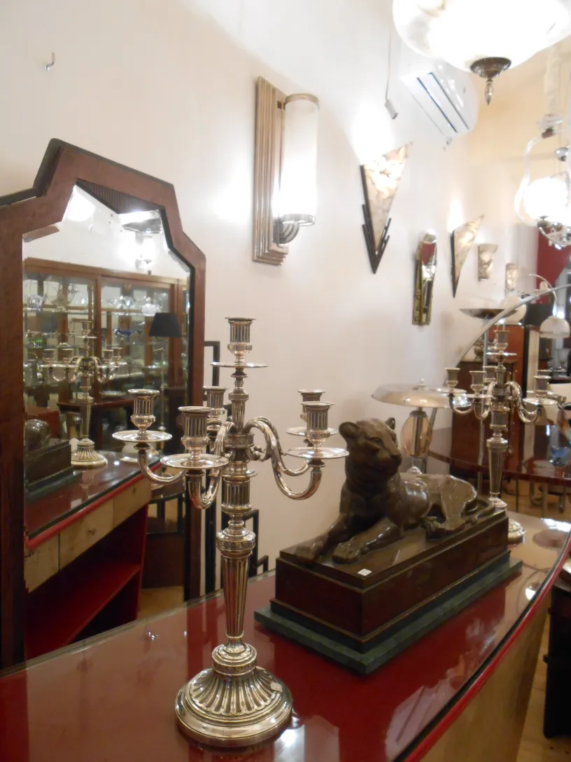 deux candelabres anciens avec design art nouveau dans un cadre élégant