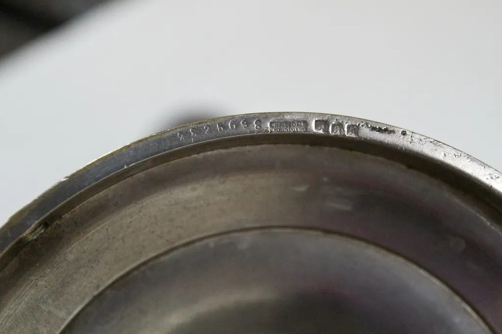 दो प्राचीन आर्ट नूवो कैंडेलब्रा एक हल्के पृष्ठभूमि में प्रदर्शित किए गए।