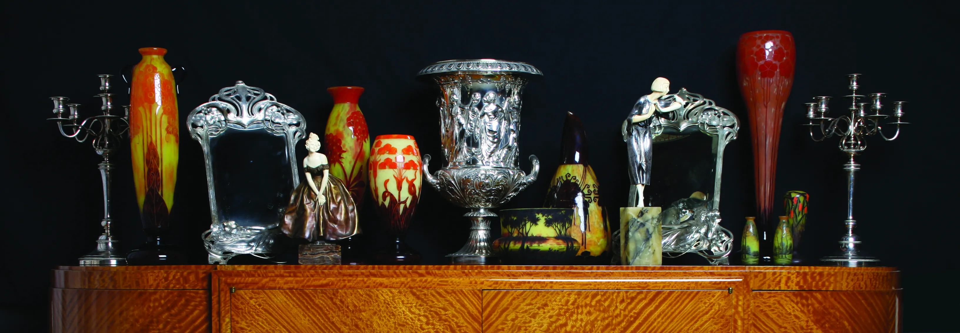 Élégants candélabres anciens art nouveau dans un cadre classique