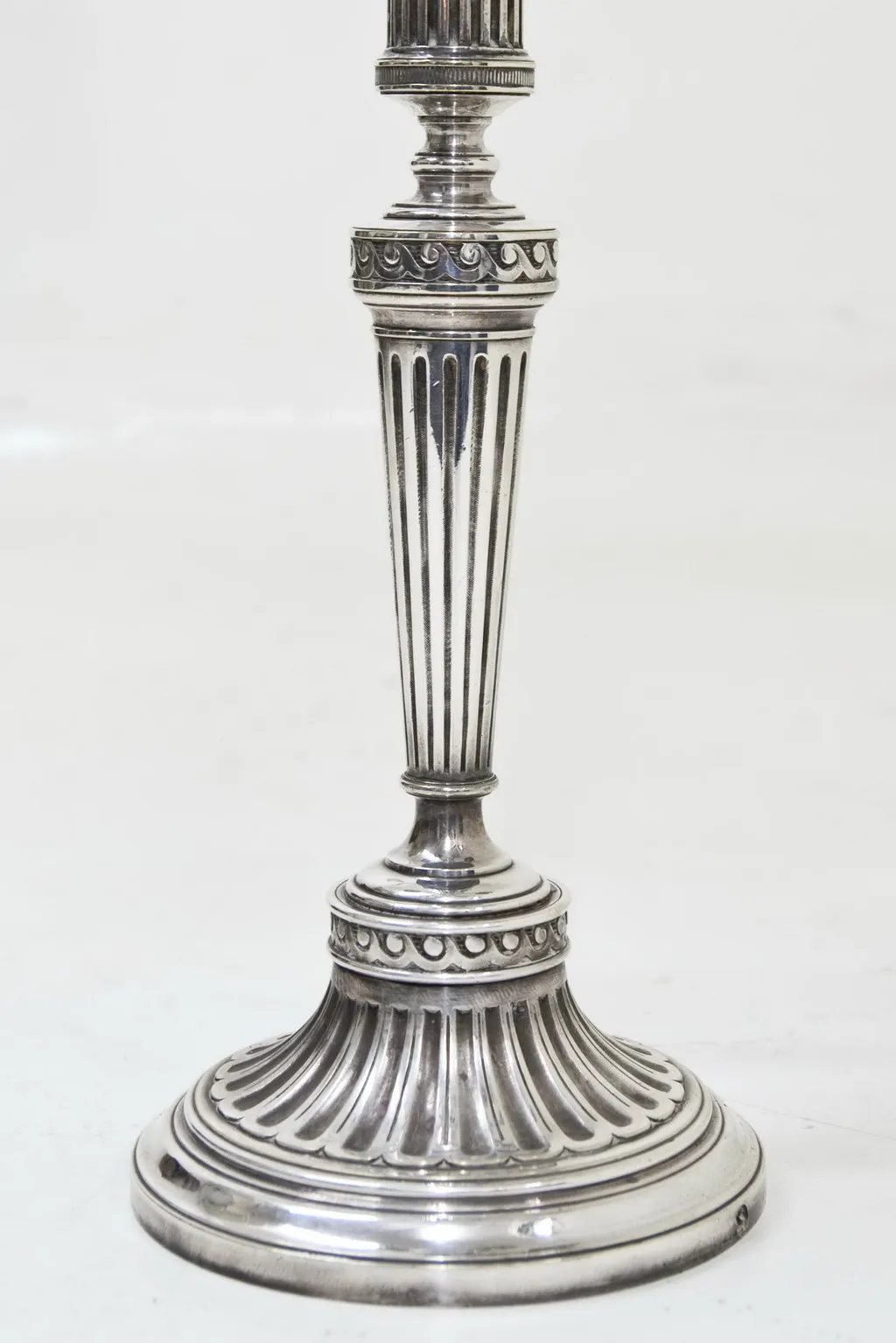 due candelabri antichi con dettagli eleganti e classici