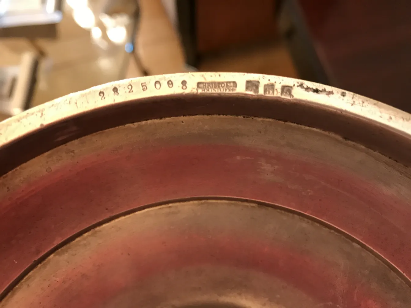 两个古董艺术新潮烛台，带有装饰细节。温暖的背景氛围。