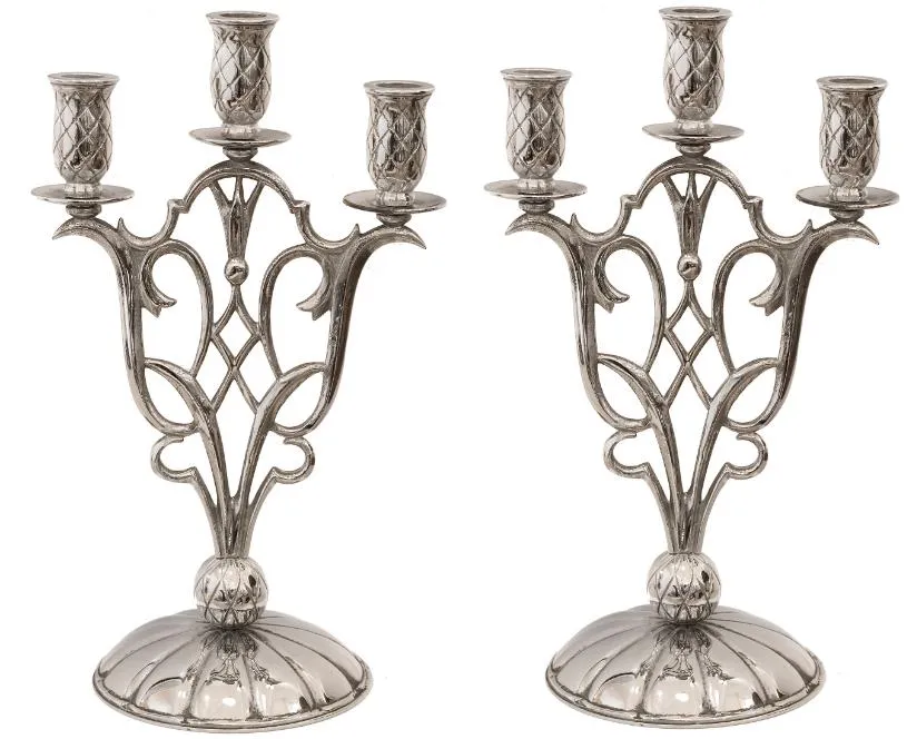 Ensemble de 2 candélabres anciens art nouveau avec des détails complexes dans un cadre élégant.