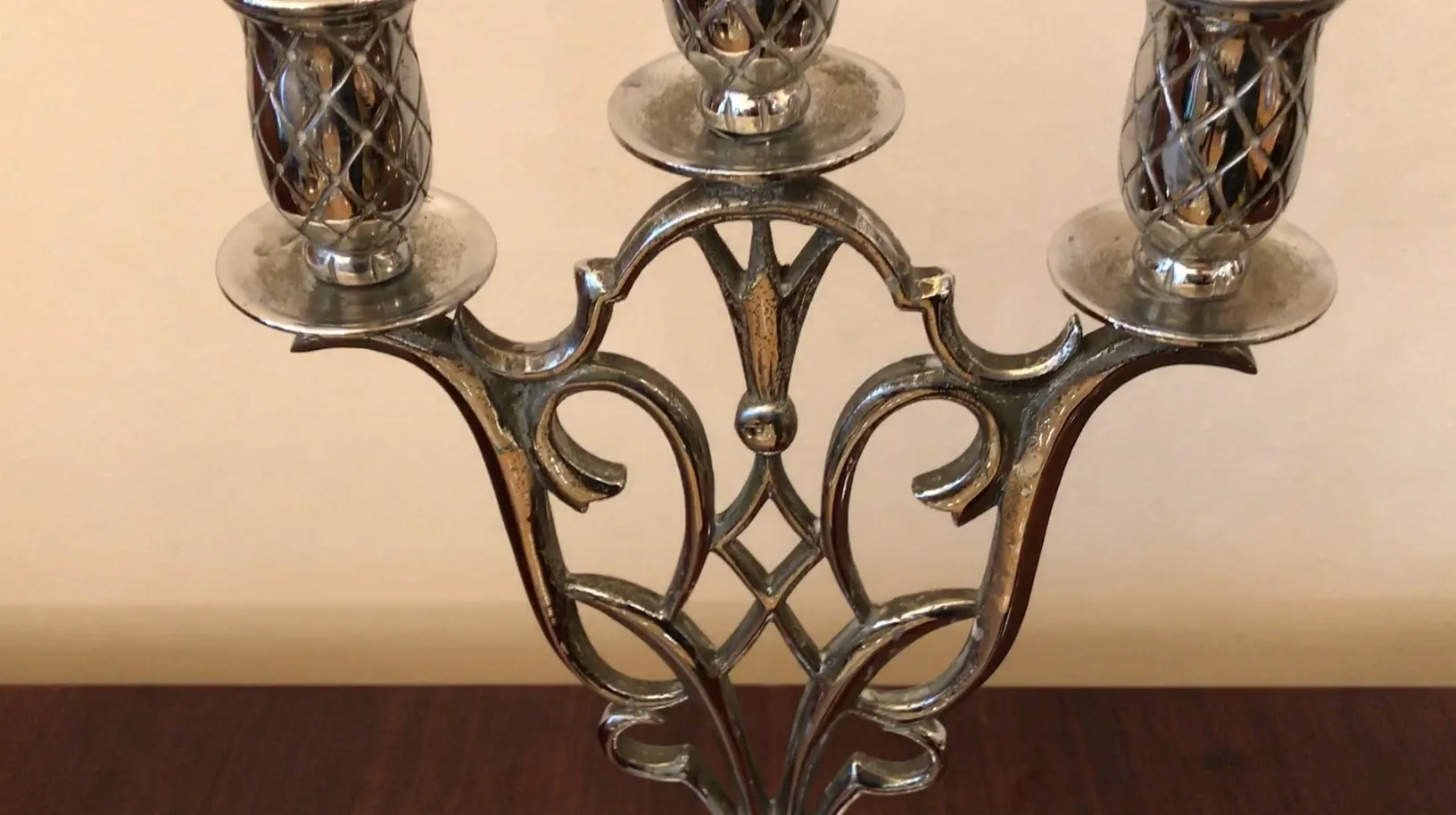 Vue de 2 candélabres anciens art nouveau avec détails décoratifs