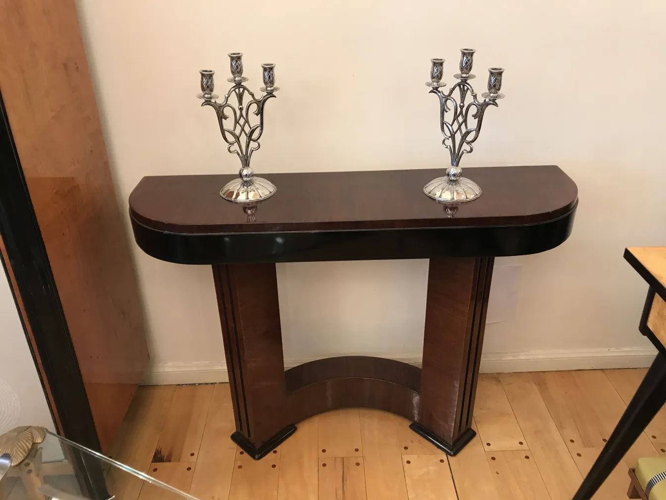 dos candelabros antiguos art nouveau en mesa elegante