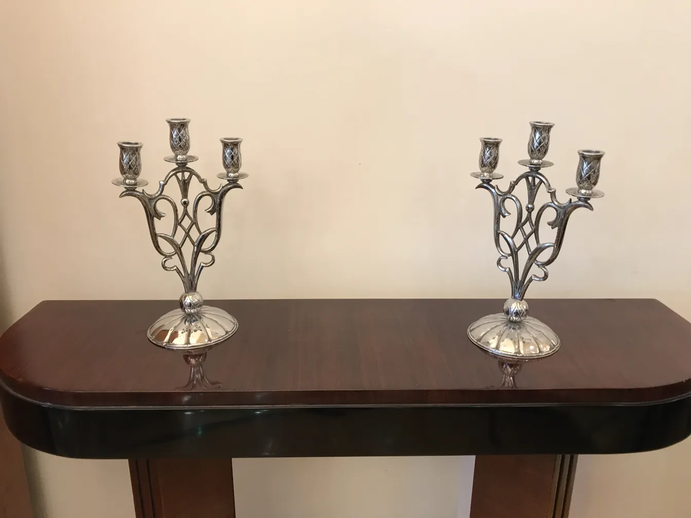 coppia di candelabri antichi art nouveau su un tavolo elegante