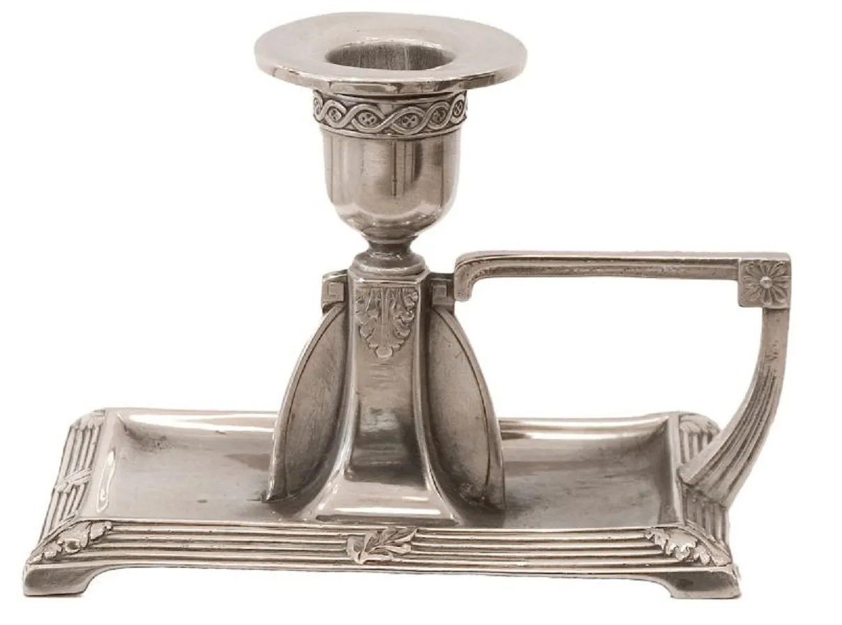 dois castiçais antigos decorativos em um suporte