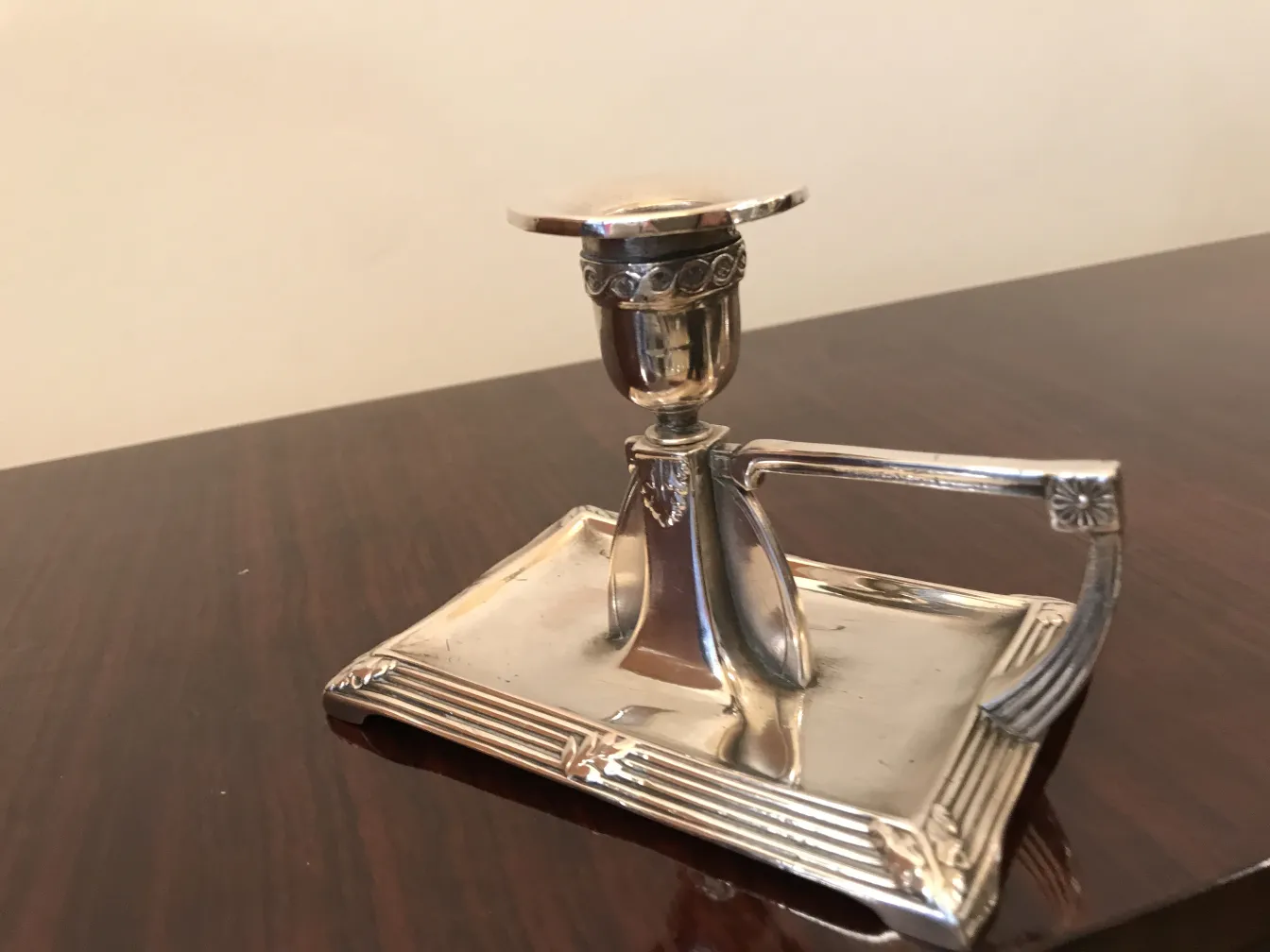 2 प्राचीन कैंडेलब्रा, डिज़ाइन जटिल और भव्य