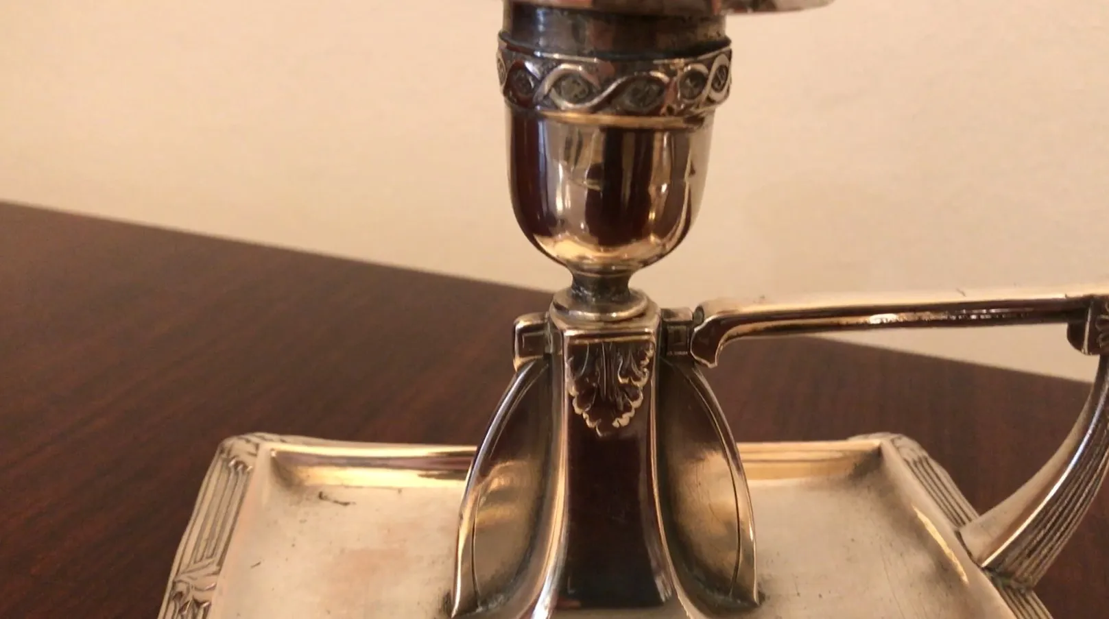 दो प्राचीन कैंडेलब्रा जो Art Nouveau डिज़ाइन के साथ मेज पर हैं