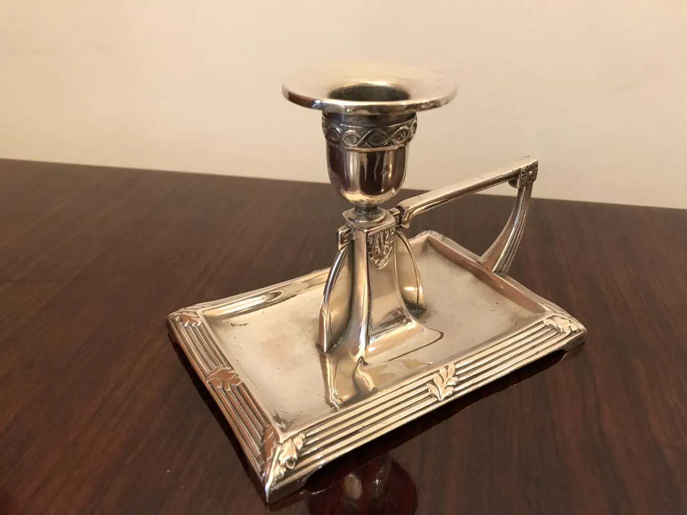 两个古董烛台放置在装饰底座上