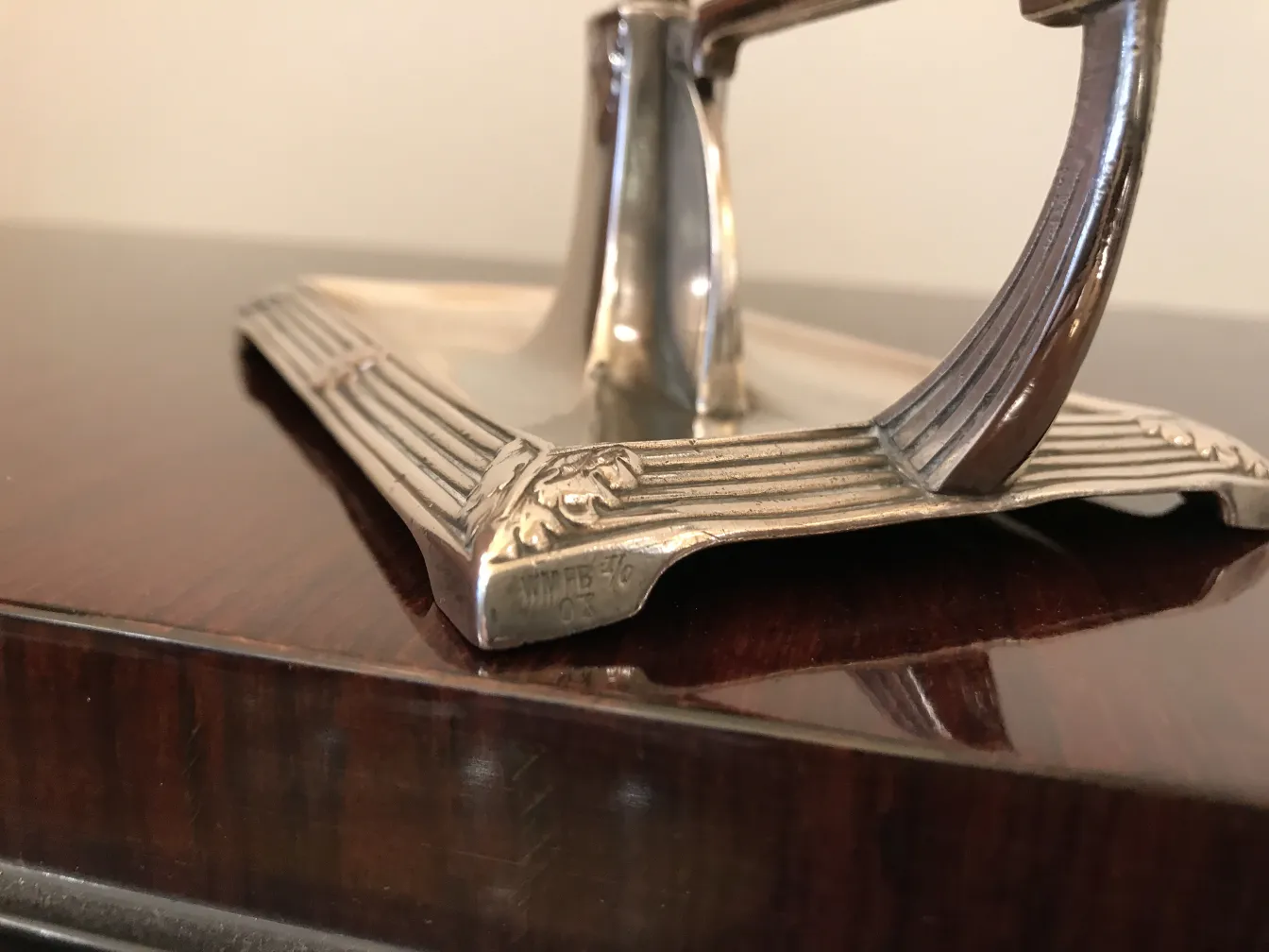 deux candélabres anciens art nouveau avec détail à la base