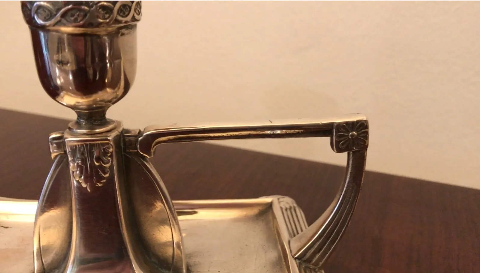 zwei antike Kerzenhalter im Art Nouveau Stil auf dem Tisch