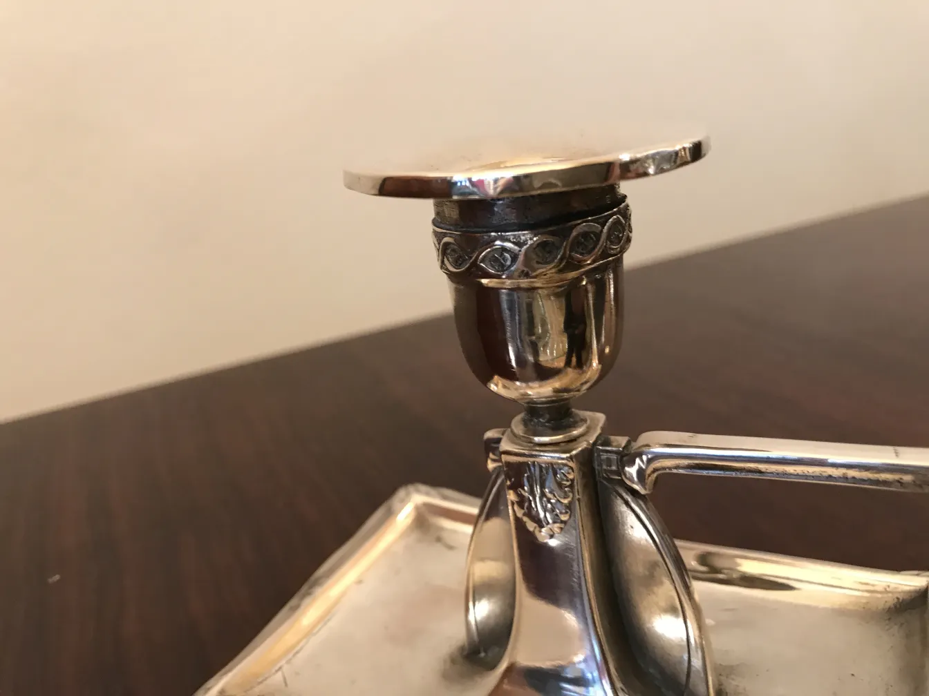 2 portacandeli antichi art nouveau su tavolo in legno