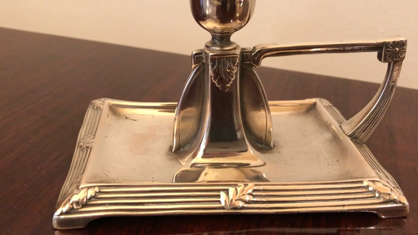 antik kerzenhalter mit dekorativem sockel und feinen details