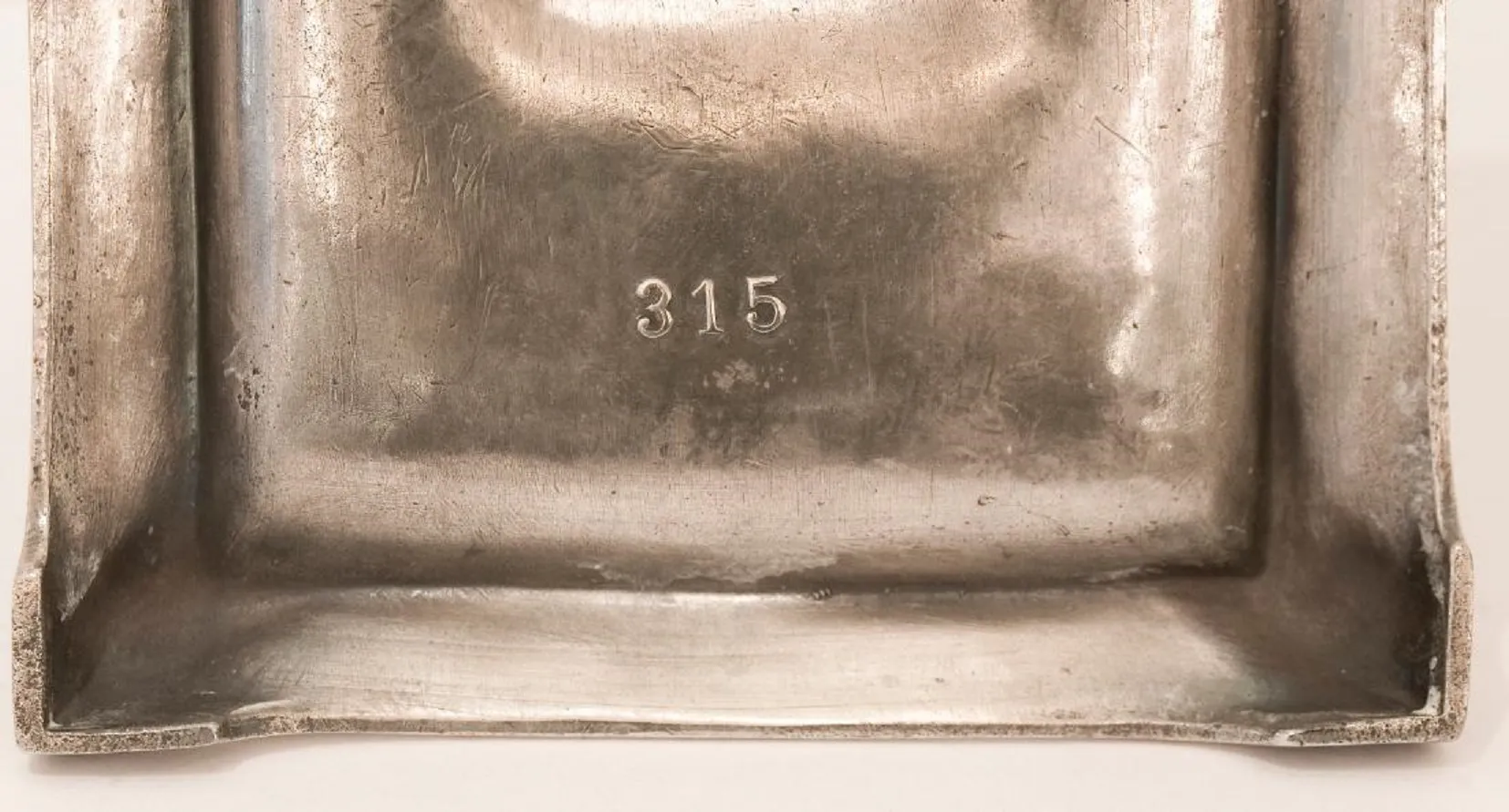 Dos candelabros antiguos de formas elegantes, contexto decorativo