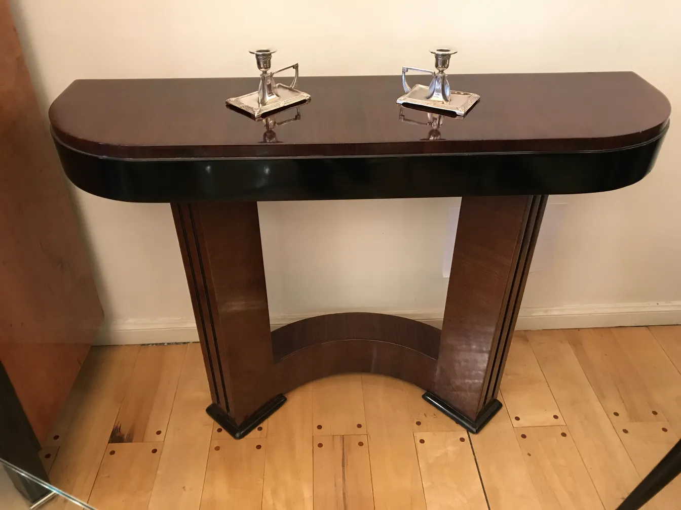 Dois castiçais antigos estilo art nouveau em uma mesa elegante