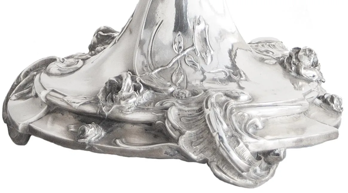 Антикварные подсвечники с цветочным оформлением.