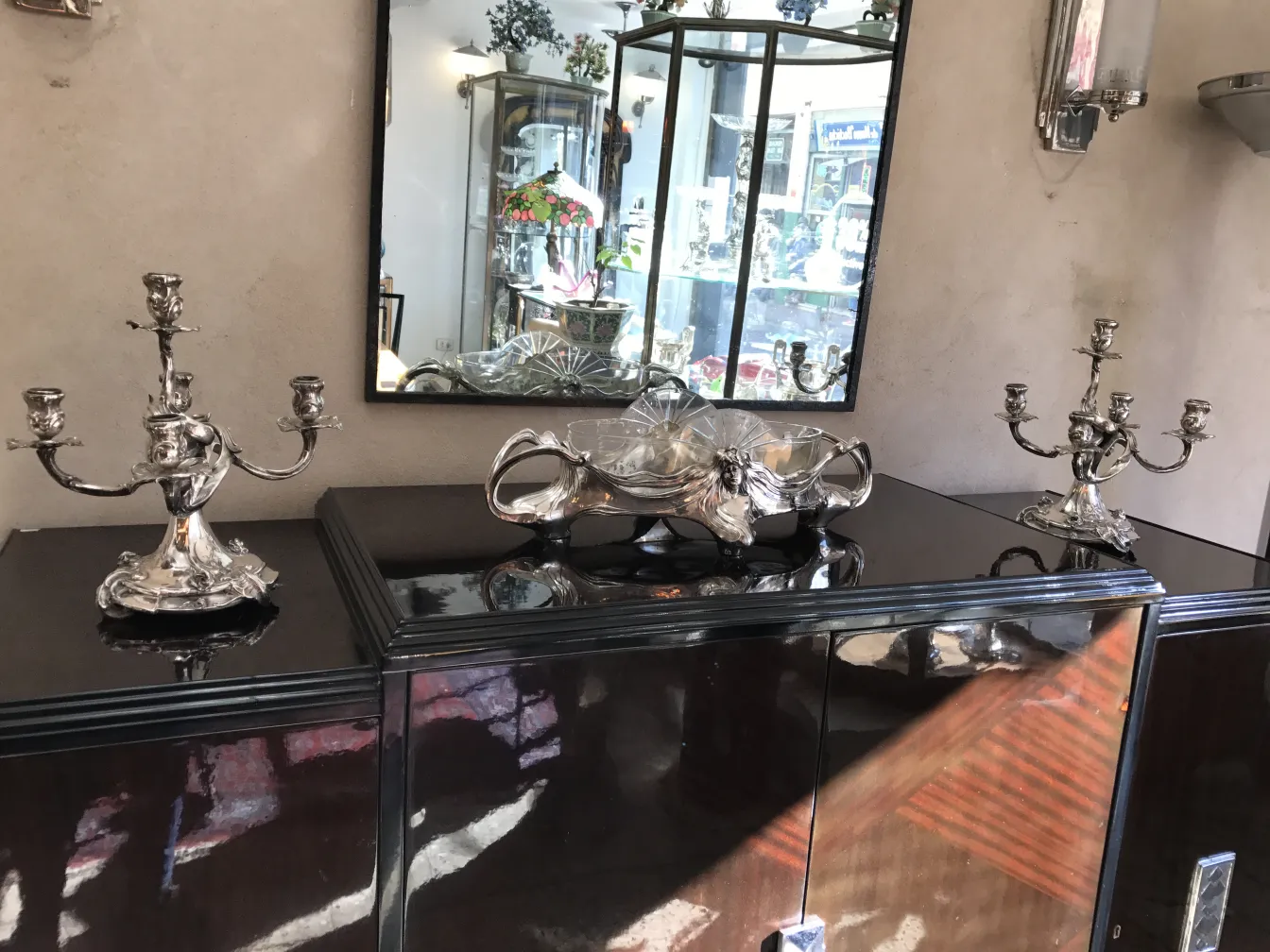 اثنان شمعدانات قديمة art nouveau، تفاصيل جميلة، في بيئة كلاسيكية